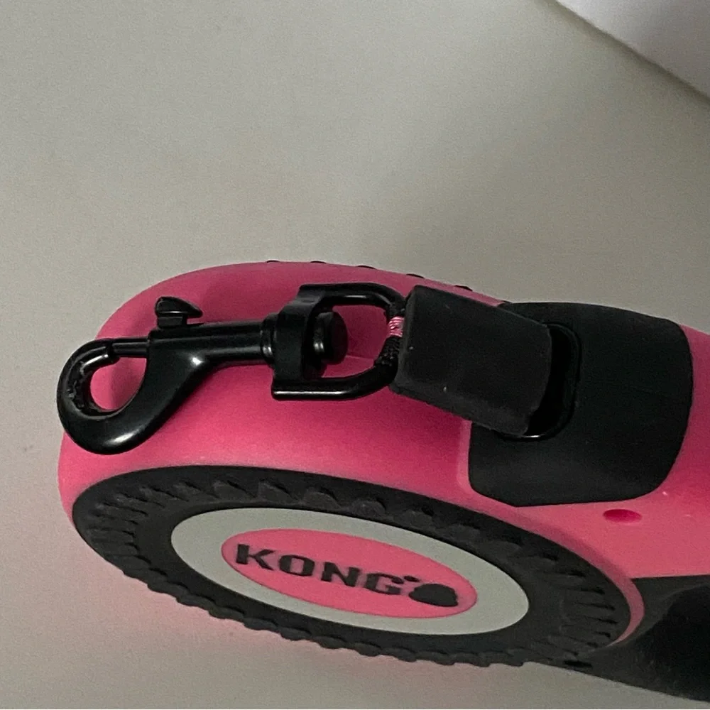 KONG Retractable Dog Leash Up To 55 Pound Dog 15 Feet Long Small Medium Pink